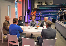 Tijdens de eerste ronde aan tafel: Jack Groenewegen, Hugo Vreugdenhil (Hoogheemraadschap van Delfland) en Willem Snoeker (Achmea) met ...